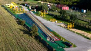 Rodzinny park rozrywki z urządzeniami od Oli Dmuchańce