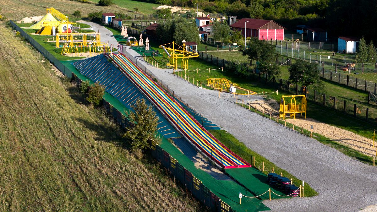 Rodzinny park rozrywki z urządzeniami od Oli Dmuchańce