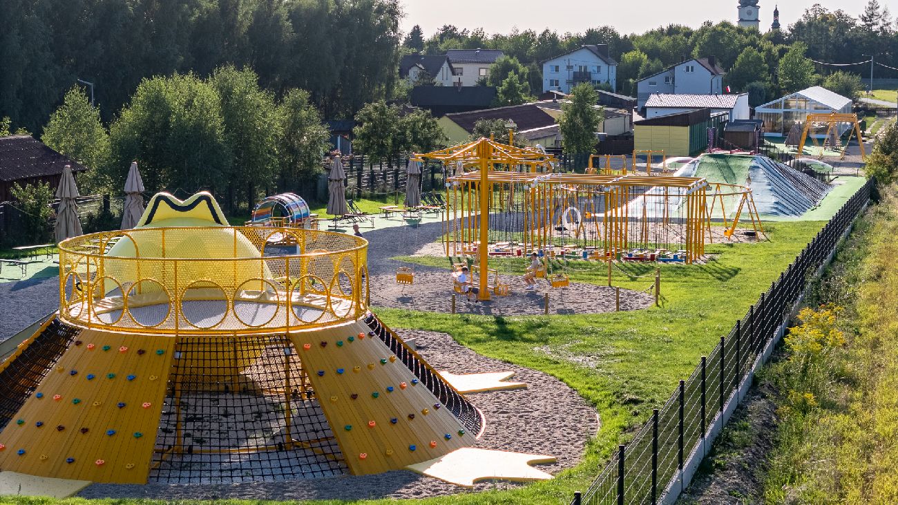 Park linowy i atrakcje rekreacyjne w rodzinnym parku rozrywki