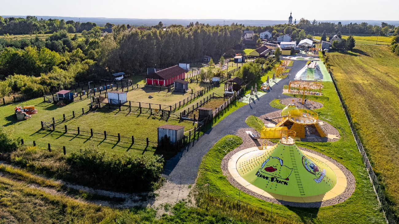 Rodzinny park rozrywki z różnorodnymi atrakcjami na świeżym powietrzu